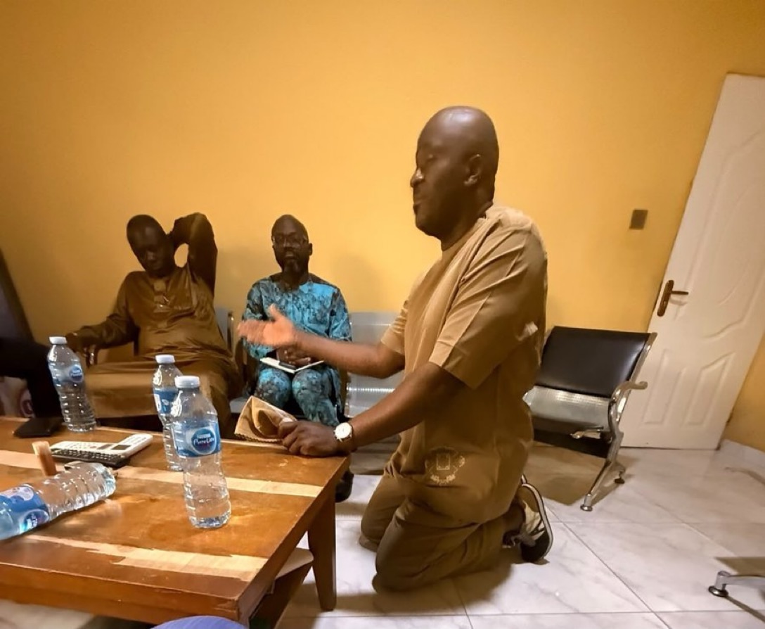 Desmond Elliot Kneels, Prostrates Before Gbajabiamila, Seeks Reconciliation