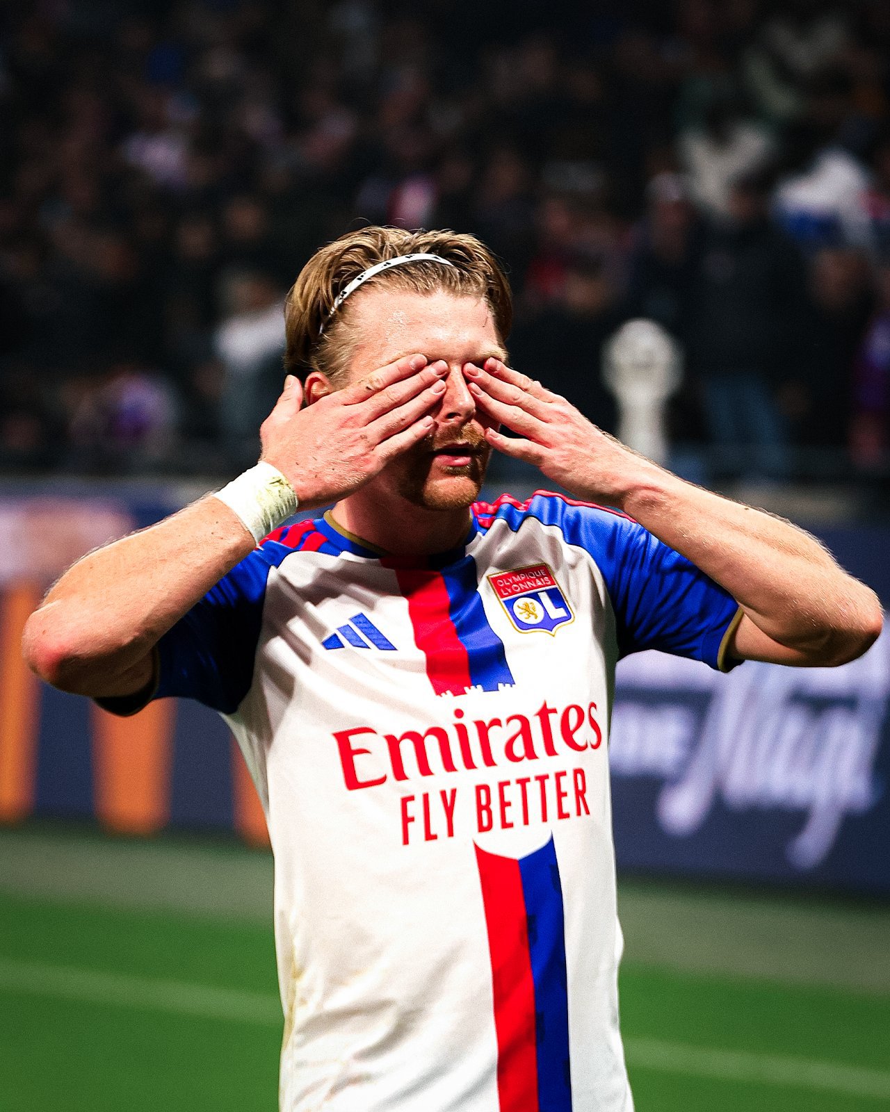 Lyon survive late scare to move top of Ligue 1