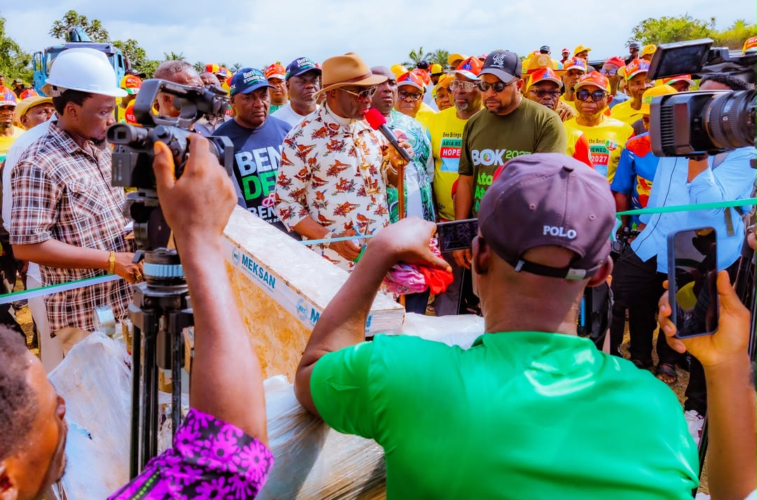 Kalu launches solar lighting project for 42,000 Bende households, distributes 26 transformers